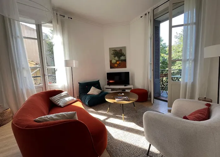Nimes , Appartement Renove Dans Immeuble Classe.