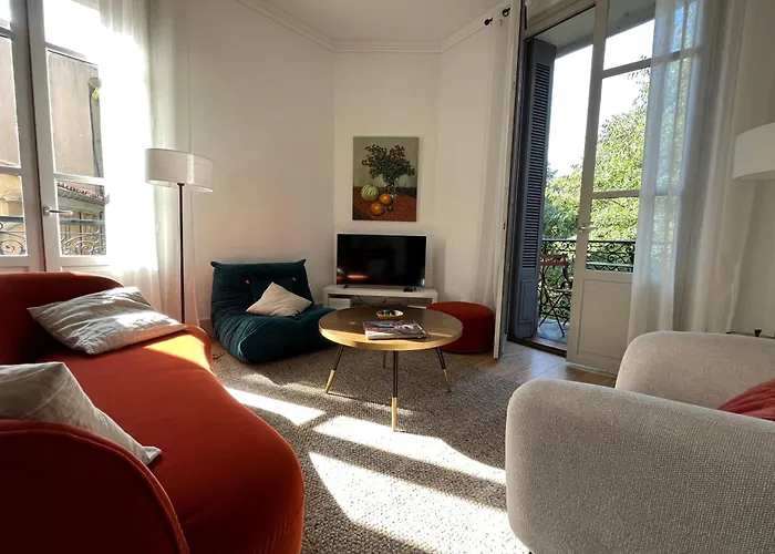 Nimes , Appartement Renove Dans Immeuble Classe.