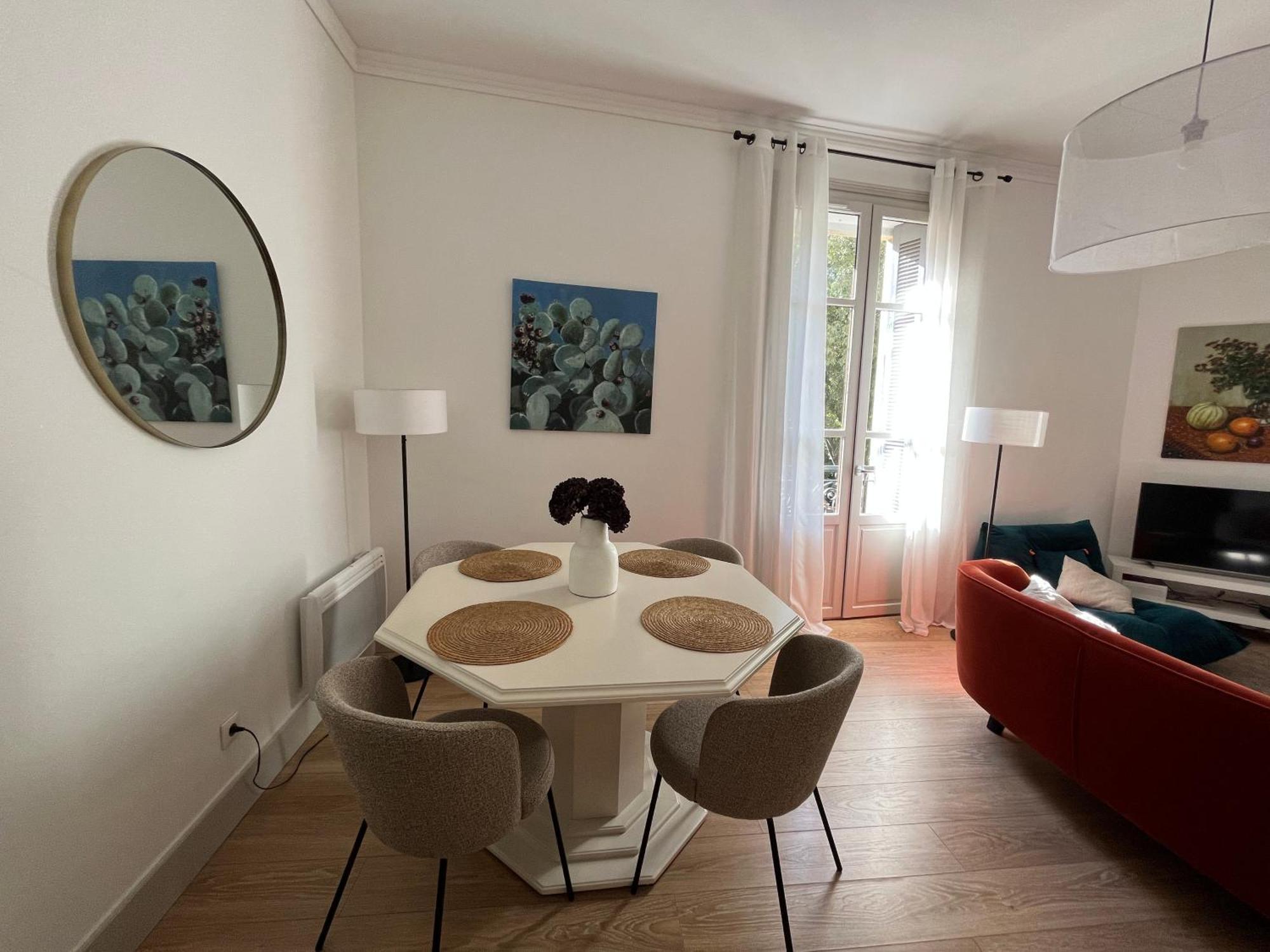 , Renove Dans Immeuble Classe. Apartment Nimes