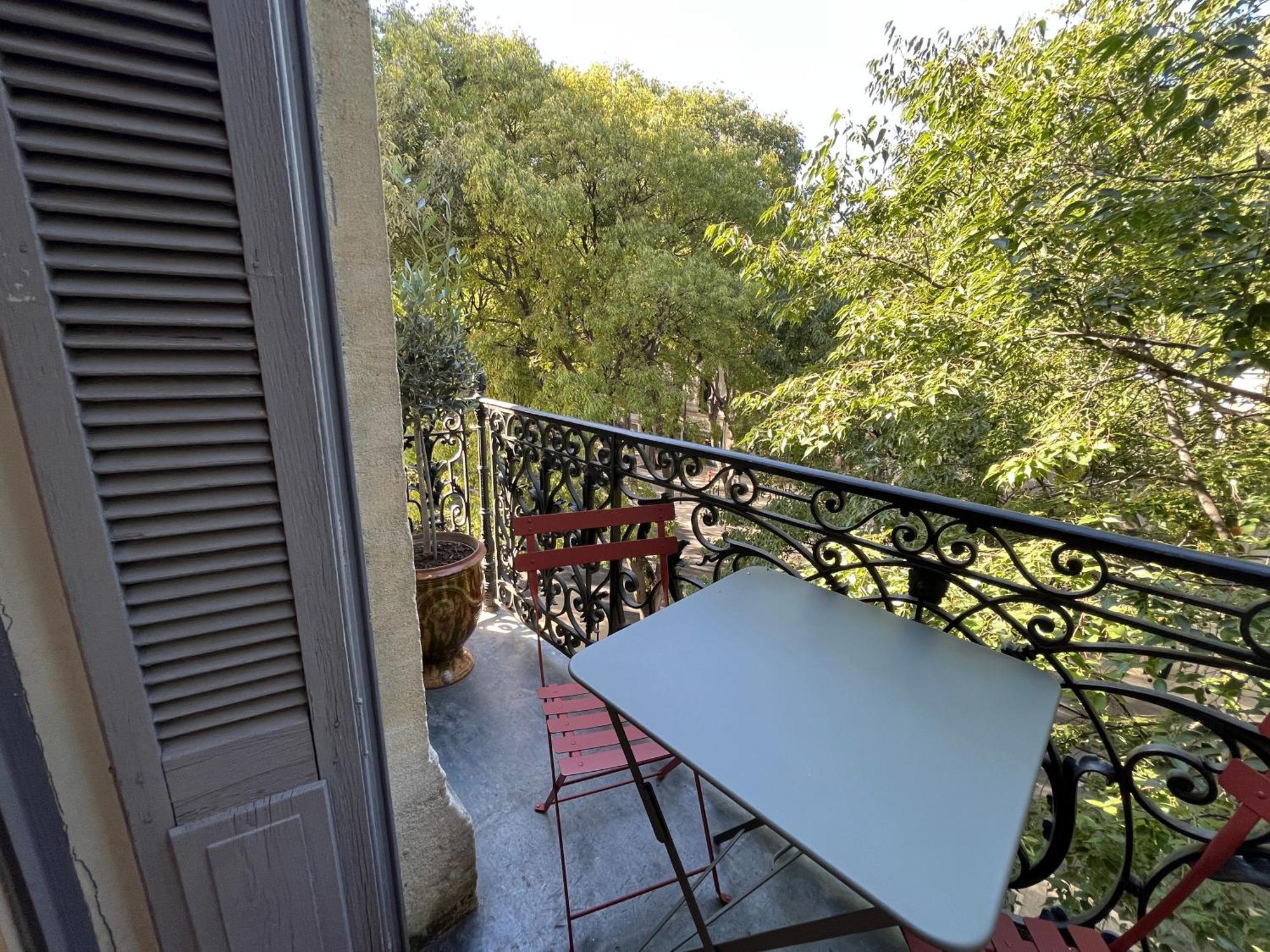 , Renove Dans Immeuble Classe. Apartment